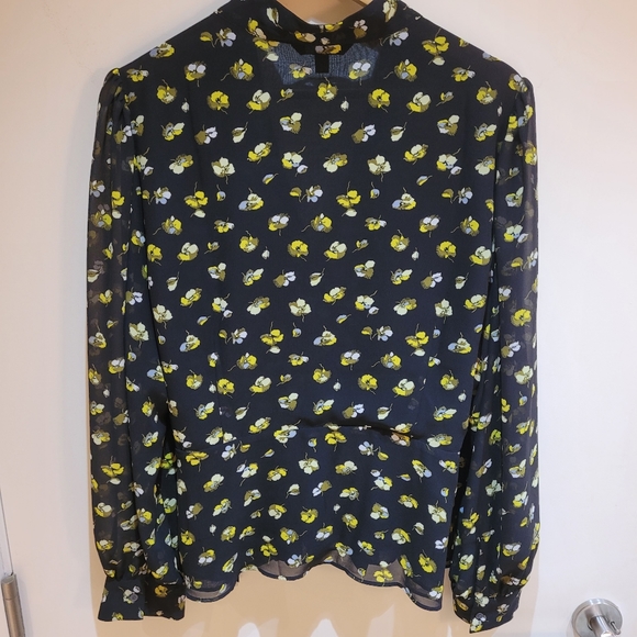 Banana Republic Anti-wrinkle wrap blouse in size XL - Picture 3 of 8